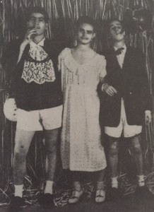 Armandinho, ao centro, vestido de grávida - 1947