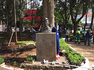 Busto de Adoniran Barbosa recebe cuidados na operação Bairro Lindo. 